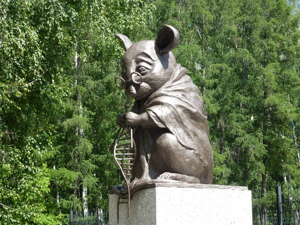 Monumento al ratón de laboratorio, en Novosibirsk, Rusia